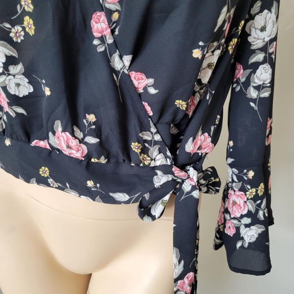 Floral crop wrap top blouse. Bohemian Contemporary H&M - Picture 6 of 8